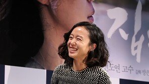 [동아포토] 전도연, 패션 포인트는 핑크 구두… 센스↑