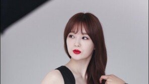 강민경 무보정, 미니 원피스 입은 채… “얼굴도 몸매도 대박!”