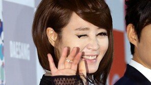 “역시 김혜수”…‘청룡영화제’서 파격 망사로 가슴라인 노출