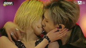 트러블메이커 현아-현승, MAMA 무대서 ‘뜨거운 키스’…“후끈”