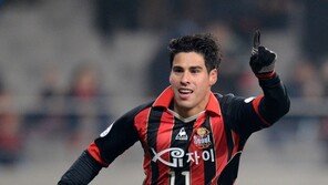 몰리나 기절, 헤딩 경합하다 ‘쿵’…축구팬 ‘식겁’