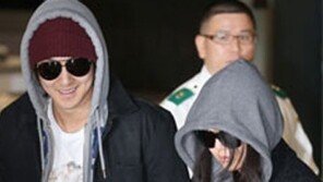 [영상]문근영 김범 커플룩 머리부터 발끝까지 깔맞춤…애정 표현