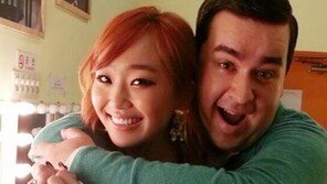 샘 해밍턴 효린과 ‘백허그’…과감한 포즈 ‘깜짝’