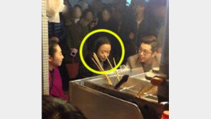 전도연 강남역서 포착, 길거리 음식 먹으며 게릴라 데이트