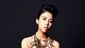 도희 타이틀 촬영, 튜브톱 차림 섹시 폭발…‘사투리 소녀 어디갔어?’