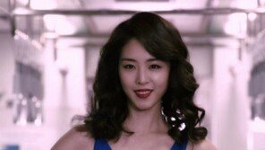 이연희 , 밀착 수영복 입고 지하철에서...과감한 노출 눈길