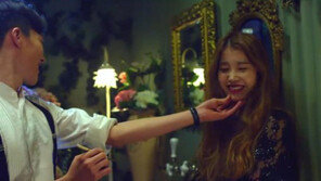 아이유 장기용 키스신, ‘분홍신’ 뮤비서도 장기용 입술 만지며…