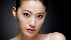 유인영 화보, 민소매 의상… “눈을 어디에 둬야 해?”