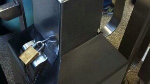 정직한 지하철 승객들, 개찰구 위로 돈이 수북해도…“양심 살아있네”