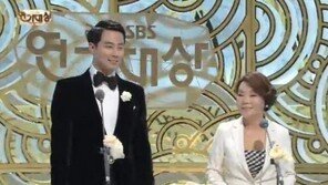 ‘SBS 연기대상’ 김수미, 조인성에게 “따뜻한 나라로 여행 가자”
