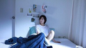 ‘그녀가 부른다’ 윤진서, 침대서 하의실종 패션…‘아찔’