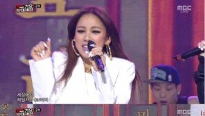 ‘MBC 가요대제전’ 이효리, 생방송 무대서 마이크 떨어뜨려…