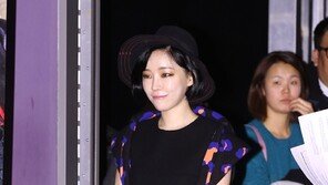 [화보] 가인 ‘초미니’ 가리느라…‘바쁜 손’