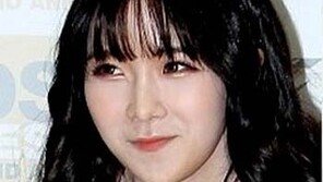 [화보] ‘레인보우’ 조현영, 튜브톱 입은 채…‘농염한 섹시미’