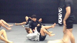 ‘주먹이운다’ 소녀파이터 송가연, 허경환 격투기 지도 나서