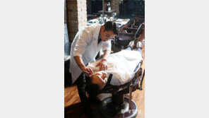 [Beauty]뜨거운 물로 피부 충분히 불려준 뒤 크림 바르고 털의 순방향으로 쓱~싹