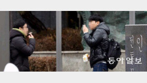 금연표지 비웃듯 뻐끔뻐끔… 거리서 1m 들어가면 ‘흡연골목’