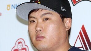 든든한 막내 보낸 류현진 부모 “아들아, 조금만 기다려라!”