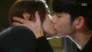 전지현 15초 요정… “솔로들은 절대 보지 마세요”
