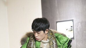 ‘1박 2일’ 정준영, 거대한 뱀 목에 감고 입술 내민채…“여유만만”