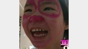 타블로 하루 립스틱… 분홍립스틱으로 얼굴 장난!
