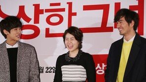 [화보] ‘B1A4 신곡 응원’ 심은경, 진영 옆에서 환한 웃음꽃 활짝