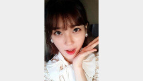 아이유 팬카페 사진, 꽃받침 포즈에 얼짱 각도…‘깜찍 발랄’