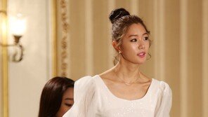 [화보] 클라라 ‘순백’ 여신, 너~무 짧은 치마에 ‘가리기 급급’