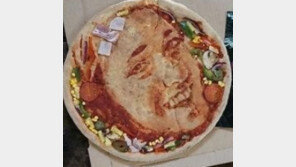 피자로 만든 신랑신부 얼굴 초상화, 결혼식 끝나고 나눠먹어...