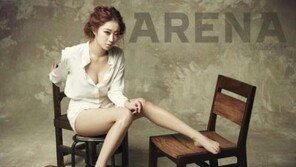 경리 화보, 셔츠 풀어헤치고 가슴라인 드러낸 채 ‘도발’