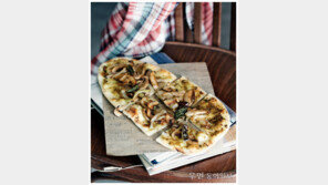 [우먼 동아일보] 피자와 샌드위치 사이~ flat bread ② 표고버섯볶음 올린 플랫 브레드