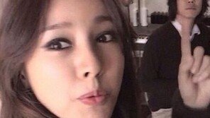 이효리, 남편 이상순을 손가락 하나로…