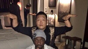 싸이, 윌아이엠과 코믹 포즈로 친분 과시