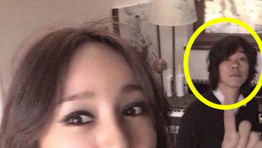 이효리 코믹 셀카 화제, 남편 이상순 얼굴을 손가락 하나로…