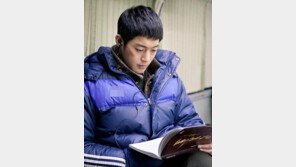 김현중 대본 열공, 진지한 자세… “흐트러짐 하나 없네!”