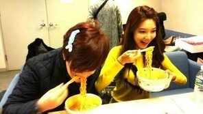 윤도현 수영 라면 폭풍흡입 사진 공개, 군침 돌게 만드네!