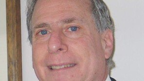 [DBR/인터뷰]“지지자 특혜-경쟁자 제거, 기업서도 마찬가지”