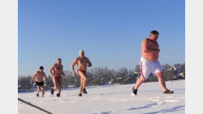 ‘팬티 바람’으로 소치까지…시베리아 지역 겨울수영 동호회원들 화제