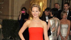 ‘아카데미 시상식’ 제니퍼 로렌스, 레드카펫 꽈당 굴욕…‘민망’