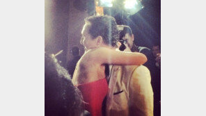 ‘아카데미 시상식’ 매튜 맥커너히, 제니퍼 로렌스에 ‘포옹 축하’ 받아