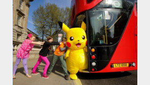 영국판 교통부 이벤트 ‘피카츄 버스에 태우기’ 네티즌 폭소