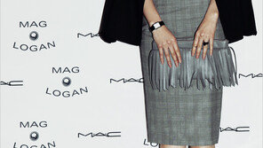 [우먼 동아일보] CELEBRITY STYLE 미디 스커트의 클래식한 품격