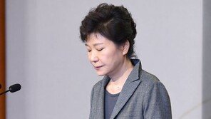 박근혜 대국민담화 도중 눈물…‘살신성인’ 희생 학생 언급하다가 ‘울컥’