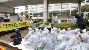 신도들, 과일-대포폰 도피길에 건네고 세모타운 관리인, 옷-악기 차에 실어놔