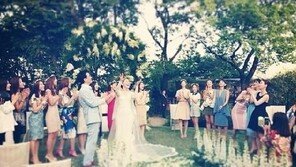 박수진, 엄지원 결혼식 사진 공개…‘하미모’ 눈부신 미모 자랑