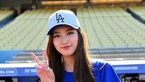 수지, LA 다저스 경기서 시구…류현진 글러브에 ‘쏙!’