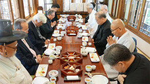 “교황, 8월 방한때 7대 종단 초청”… 염수정 추기경, 지도자들과 간담회