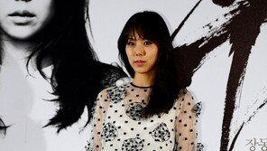‘우는 남자’ 김민희, 속살 보이는 시원한 시스루