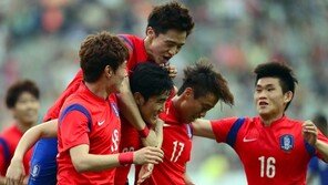 [포토] 장현수 패널티킥 성공, 짜릿한 승리 ‘분위기 폭발’