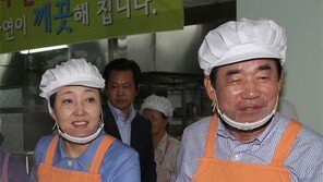 손 잡고… 함께 배식하고…